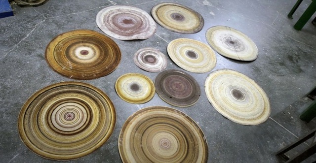 Dosky na stôl pokrývajú dizajnový nábytok