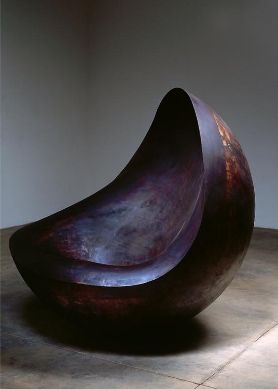 dizajnérsky nábytok od ron arad podobný soche