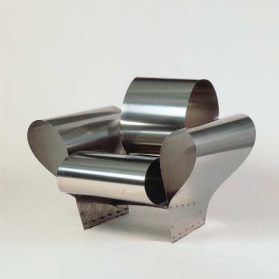 dizajn nábytku kreslo ron arad z kovu