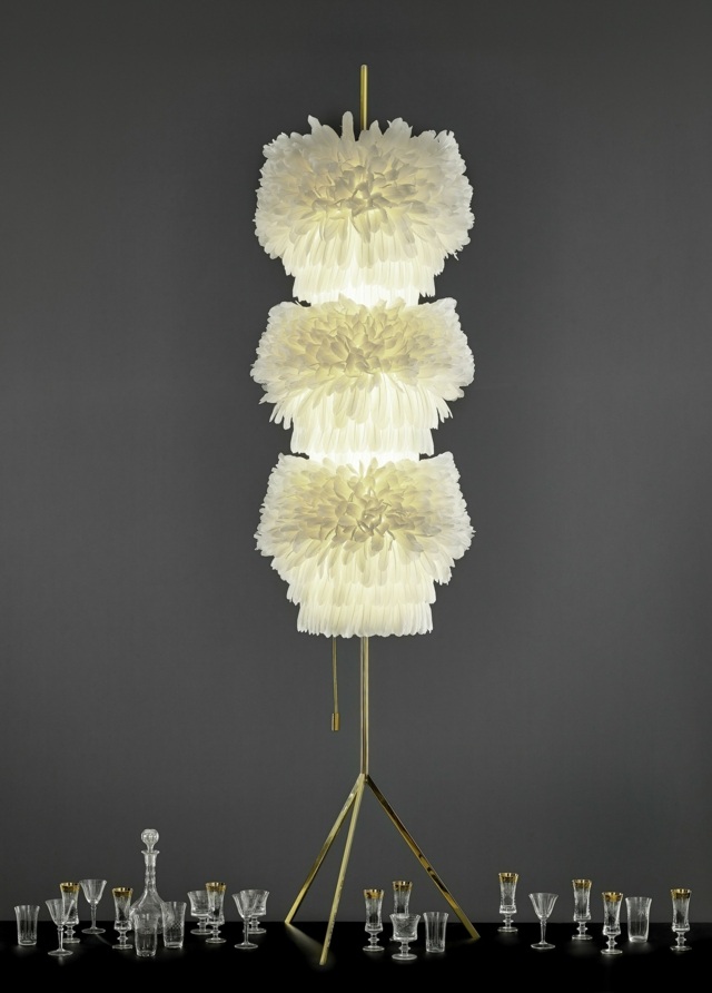 Dizajnová stojanová lampa v bielom farebnom kovovom ráme ručne vyrobená kovový rám bielej farby ručne vyrobený exotický nádych