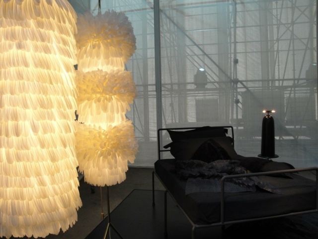 Lampy do obývačky zariadené perím zdobené v bielej farbe Svietidlá biela farba obývacia izba denná posteľ minimalistická moderná