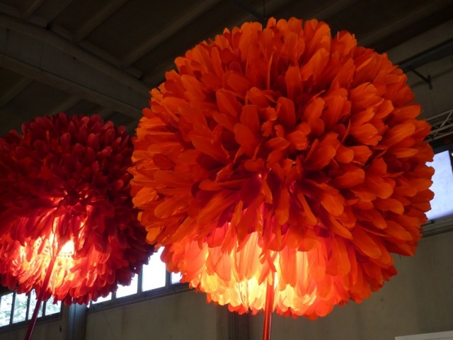 moderné žiarovky červená farba perie sférický tvar atraktívny Žiarovky červená farba peria guľovitého tvaru atraktívne akcentačné osvetlenie