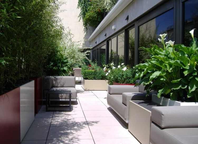 dizajnér-kvetináč-vláknocementový-moderný-záhradný-dizajn-sedenie-sivý