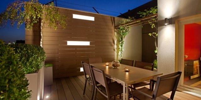 Dizajnový kvetináč so súkromnou zástenou, balkón, buxusové gule, jedálenský kút