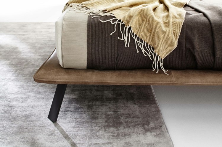 Tenká konštrukcia je čalúnená kožou Dizajnové čalúnené postele hnedo-béžová-deka-sivo-koberec