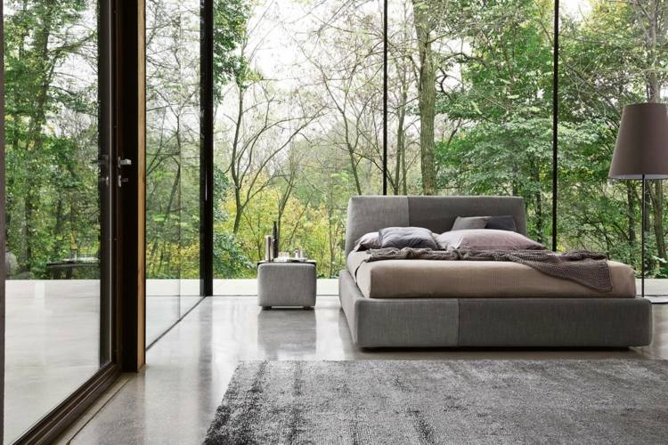 Šedá čalúnená posteľ v priestrannej spálni Dizajnové čalúnené postele lôžko-spálňa-sivá-taburetka