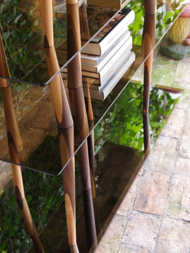 dizajnová polica z jelšového dreva-sklenená polica MDF základňa