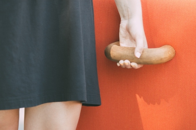 pohodlná drevená rukoväť na operadle dizajnér-relax-kreslo-rapide-drevo-rúčka