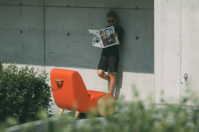 kreslo, ktoré napodobňuje tvar fúrika relaxačné kreslo typu rýchlo-drevo-koleso-fúrik