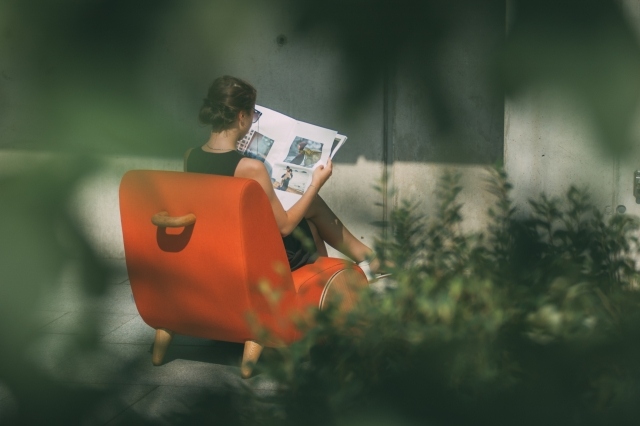 Kreslo s čalúneným dreveným rámom v oranžovej farbe relaxačné kreslo-rapide-drevený rám-čalúnené