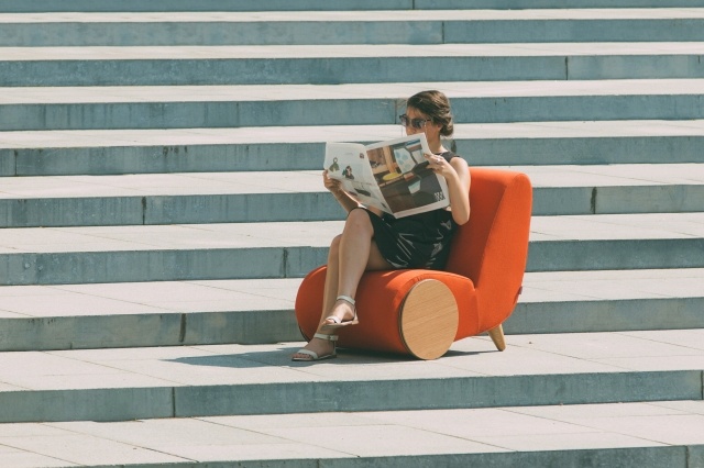 oranžové čalúnenie a veľké drevené kolesá dizajnér-relax-kreslo-rapide-drevené-kolesá-oranžové-čalúnenie