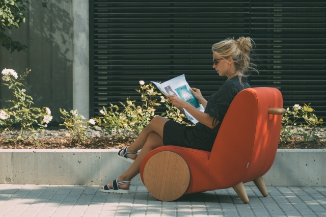 pohodlné kreslo, ktoré je možné ťahať ako koliesko pohodlne-relaxačný-kreslo-tvarovaný-fúrik-drevený rám