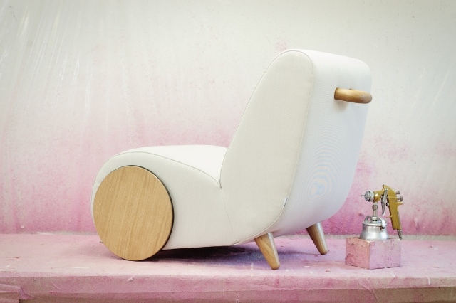 moderné kreslo Rapide s bielym čalúnením kreslo rapide-biele-čalúnenie-svetlé-drevo