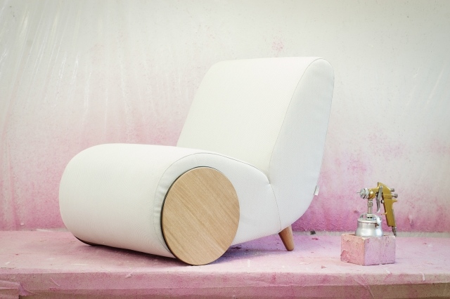 Dizajn kresla s bielym čalúnením rapide-kreslo-koliesko-dizajn-biele-čalúnenie