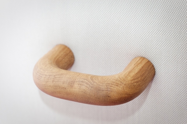 bližší pohľad na drevenú úchytku na operadle rapide-kreslo-drevo-držadlo-operadlo