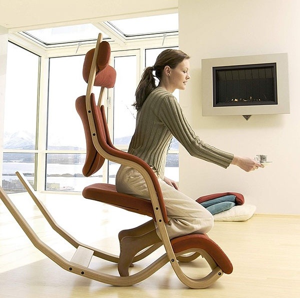 Relaxačné kreslo Gravity Balans od Vitry Relaxačné kreslo Gravity Balans Vitra kľačí