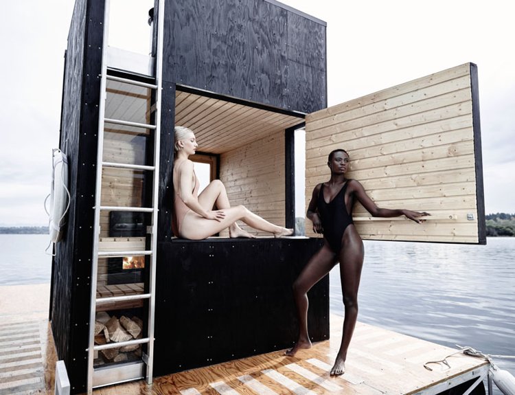 Sauna nad vodou s vlastným kúrením na palivové drevo dizajnér-sauna-rebrík-voda-plávajúca-drevo-moderná