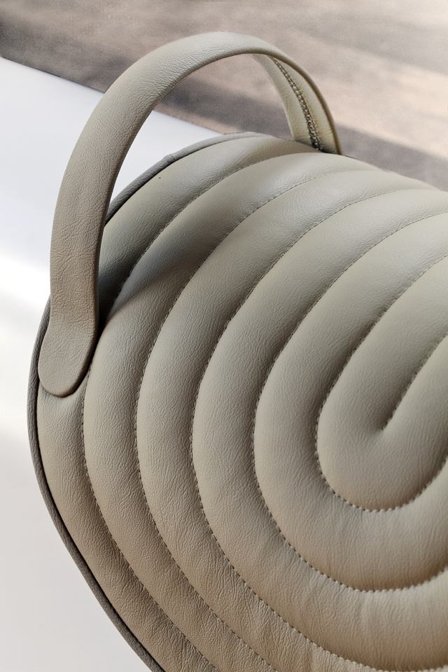 hojdacie kreslo lavica lanzavecchia wai remeselná kožená sedačka Dizajnový sedací nábytok z hojdacieho koníka lanzavecchia wai