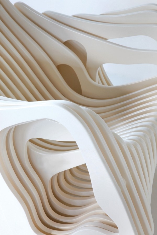 dizajnérska hojdacia stolička drevo brazílsky eduardo baroni krivé tvary