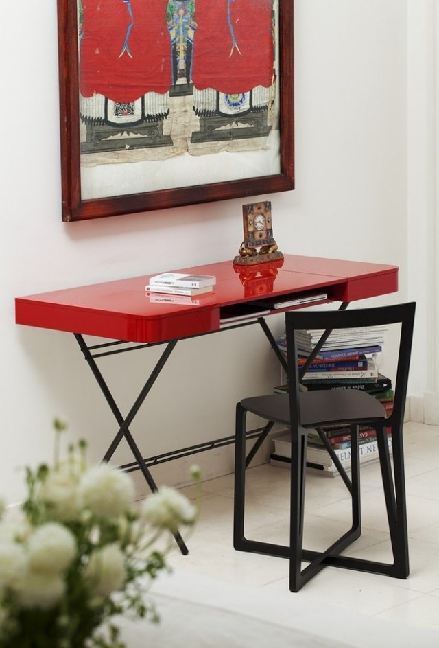 Lesklý stôl usporiadaný v červeno lakovanej čiernej stoličke-kútik domácej kancelárie Design-desk-red-gloss-plate-mdf-cosimo-desk-marco-zanuso-jr-adentro-nábytok