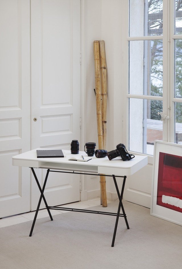 biely stôl s tmavo lakovanými nohami-veľký priestor na nohy Stôl-Cosimo-biely-matný-hnedý-lakovaný-kov-nohy-Adentro