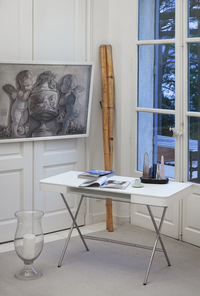 Cosimo v bielych matných bočných zásuvkách, kovové nohy, pochrómované dizajnový písací stôl, biela zásuvka z MDF, vrchné kovové nohy