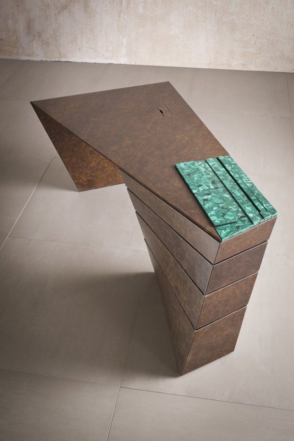 dizajnový stôl s dynamickými tvarmi zhora