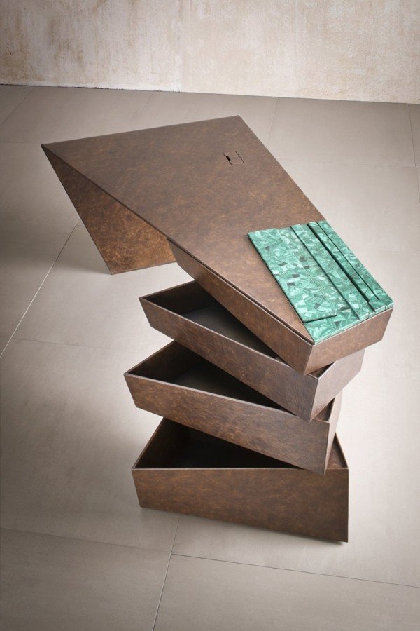 dizajnový stôl s dynamickými tvarmi zásuvky sa presťahovali