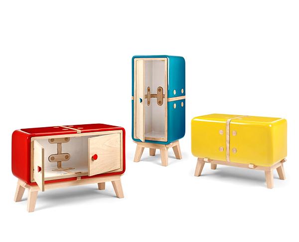 dizajn skrinky vyrobený z dreva a keramiky v jasných farbách