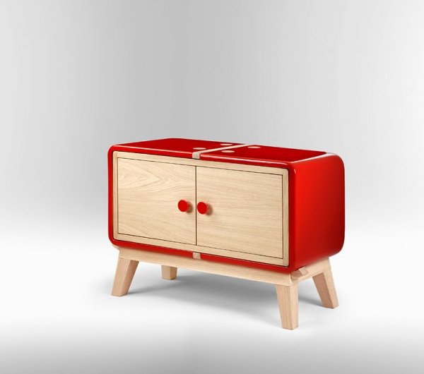 dizajnové skrinky z dreva a keramickej červenej prednej strany