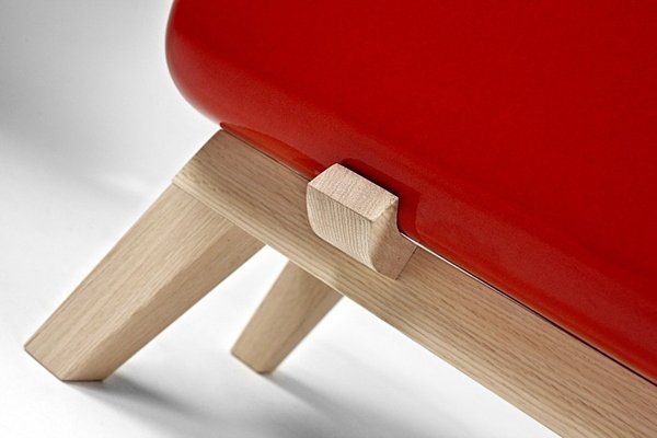 dizajn skrinky vyrobený z dreva a keramických drevených nožičiek