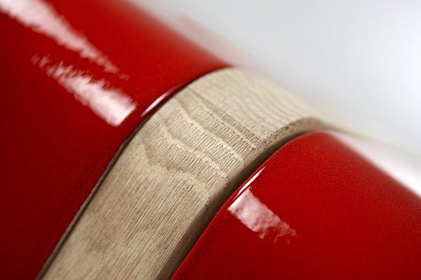 dizajn skrinky vyrobený z dreva a keramického lesklého povrchu