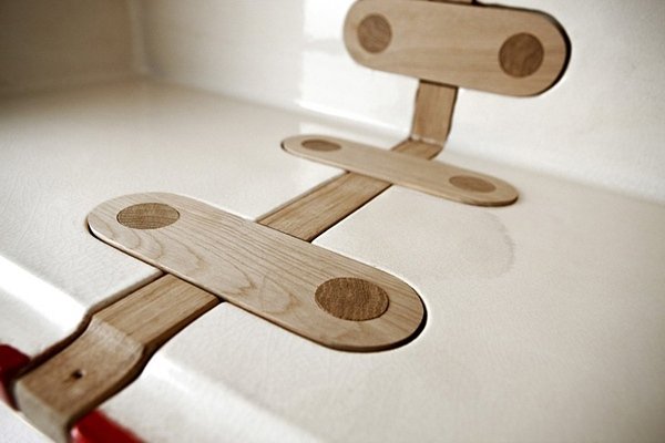 dizajn skrinky vyrobený z dreveného a keramického detailu