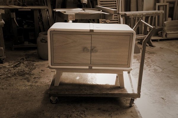 dizajn skrinky je vyrobený z dreva a keramiky, nie je zafarbený