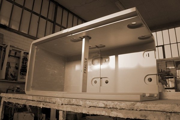 dizajn skrinky vyrobený z dreva a keramického interiéru