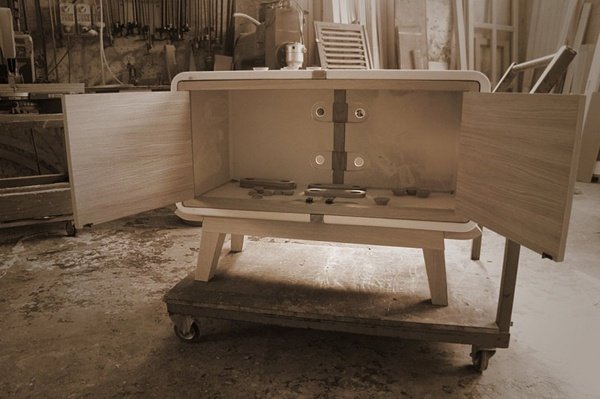 dizajn skrinky vyrobený z dreva a keramiky