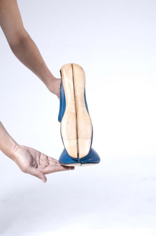 bočný pohľad na drevenú podlahu, značkové topánky, údolie weinreb bočný pohľad na drevenú podlahu, drevené značkové topánky z údolia weinreb