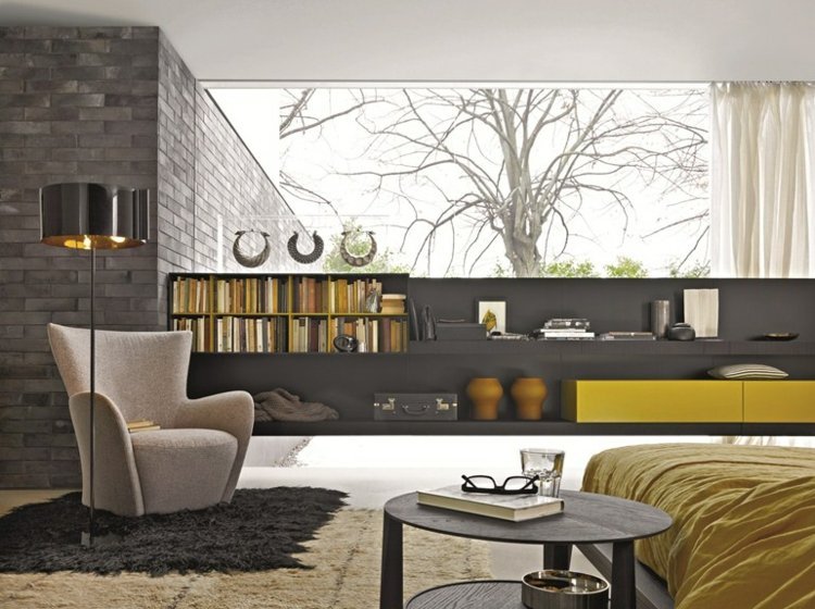 Kreslá atraktívne vytvárajú scénu pre modernú nástennú policu