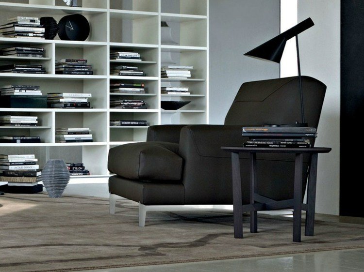 Nástenná lampa na stenu, kreslo, nástenná polica, nápady do obývačky