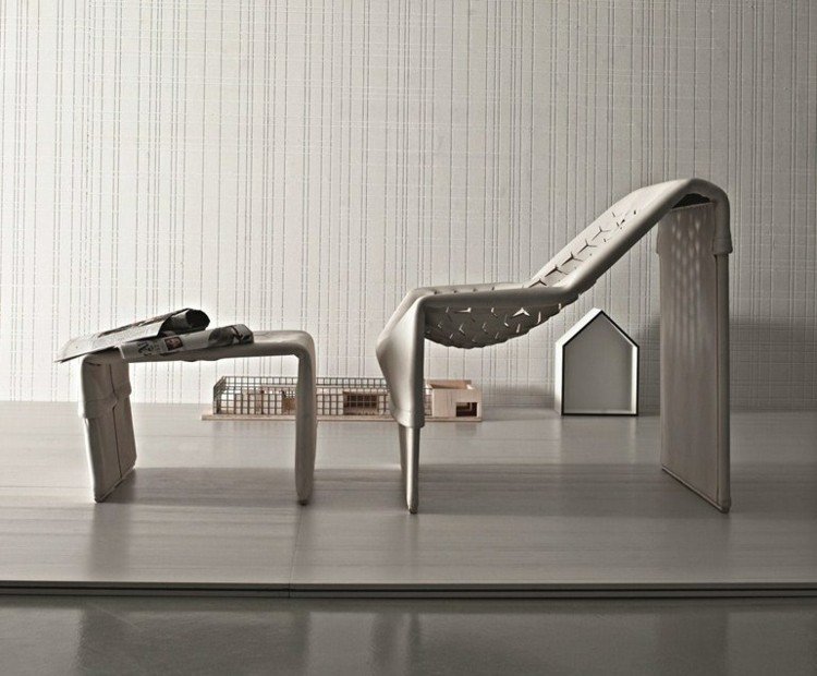 Kreslo, kožený taburet, kovový rám bielej farby