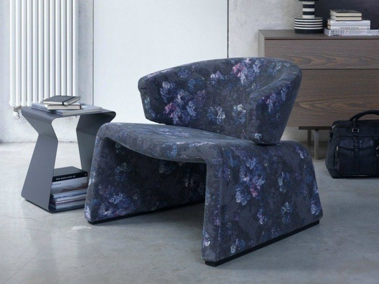 Kreslo poťahová látka s kvetinovým vzorom moderná obývacia izba