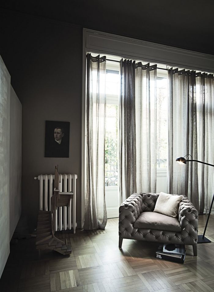 Čalúnený nábytok-taliansky-klasický-prešívaný-kosoštvorcový-vzor-kožené-krycie nožičky