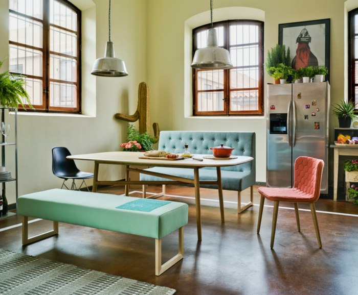 Pohovka s názvom Menú s prešívaným vzorom Menu-pohovka-v-tyrkysovo-červenej stoličke