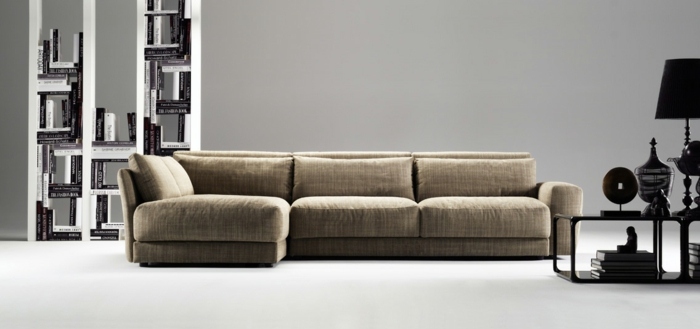 hore! Hnedá sedačka Hore! Pohovka v hnedých policiach