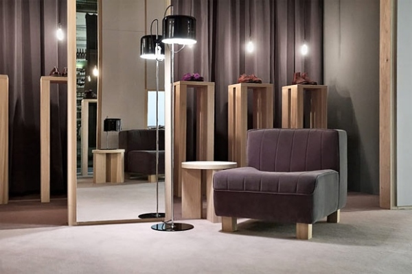 Moderné osvetlenie-stojacie lampy s čalúnenými kreslami