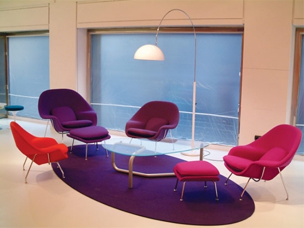 Nápady do obývačky-dizajnové kreslo do obývačky-podlahové svietidlo