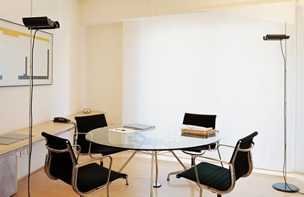 Stojacia lampa kancelárskeho nábytku Oluce