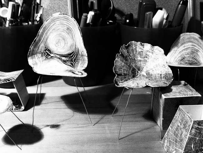 Dizajnové stoličky kufor stromu vzhľad kovového materiálu