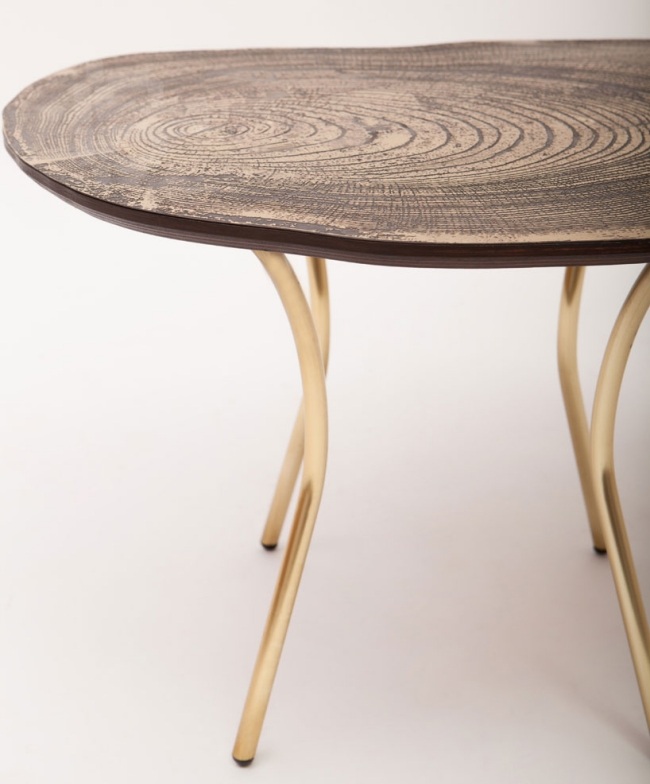 Dizajnový kmeň stromu stoličky vyzerá ako medené nohy