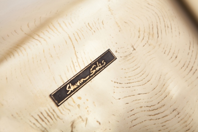 Dizajnové stoličky Sharon ponúkajú kovovú optiku stromových zŕn